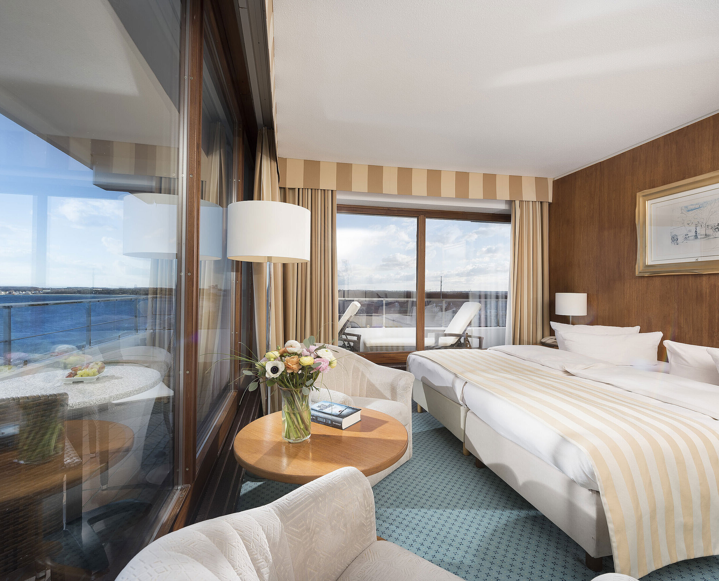 Habitación SuperiorPlus lado del mar Habitación superior en Maritim Seehotel Timmendorfer Strand con vista al mar, cama doble, zona de estar y balcón.