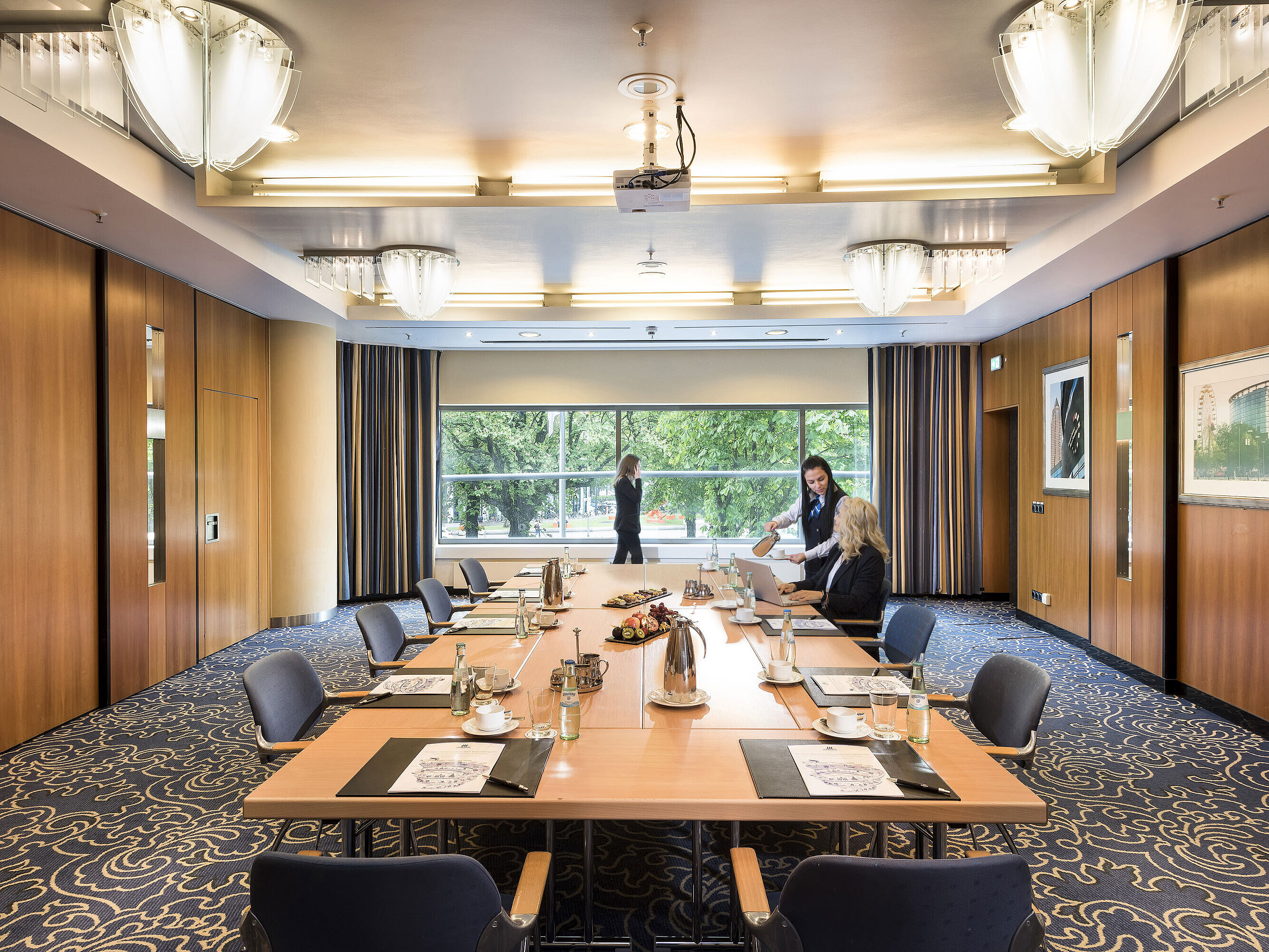 Sala de conferencias moderna en el Maritim Hotel Frankfurt con mesa grande, luz natural y diseño elegante.