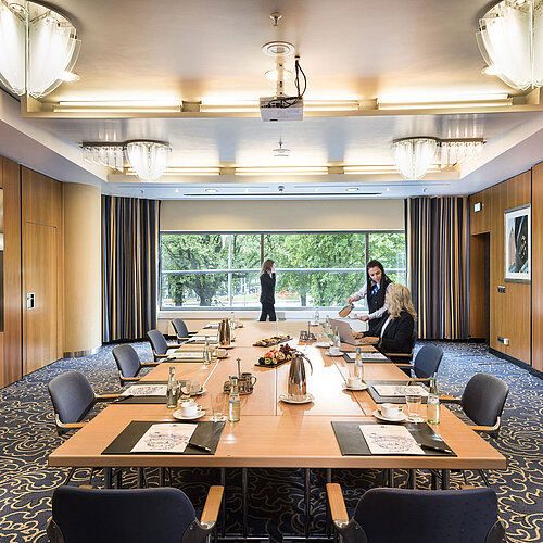Sala de conferencias moderna en el Maritim Hotel Frankfurt con mesa grande, luz natural y diseño elegante.