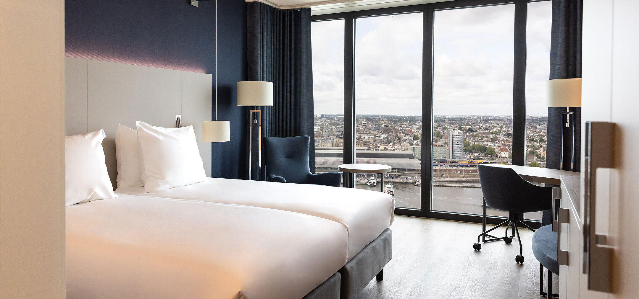 Camera doppia al Maritim Hotel Amsterdam con ampia finestra e vista panoramica sulla città