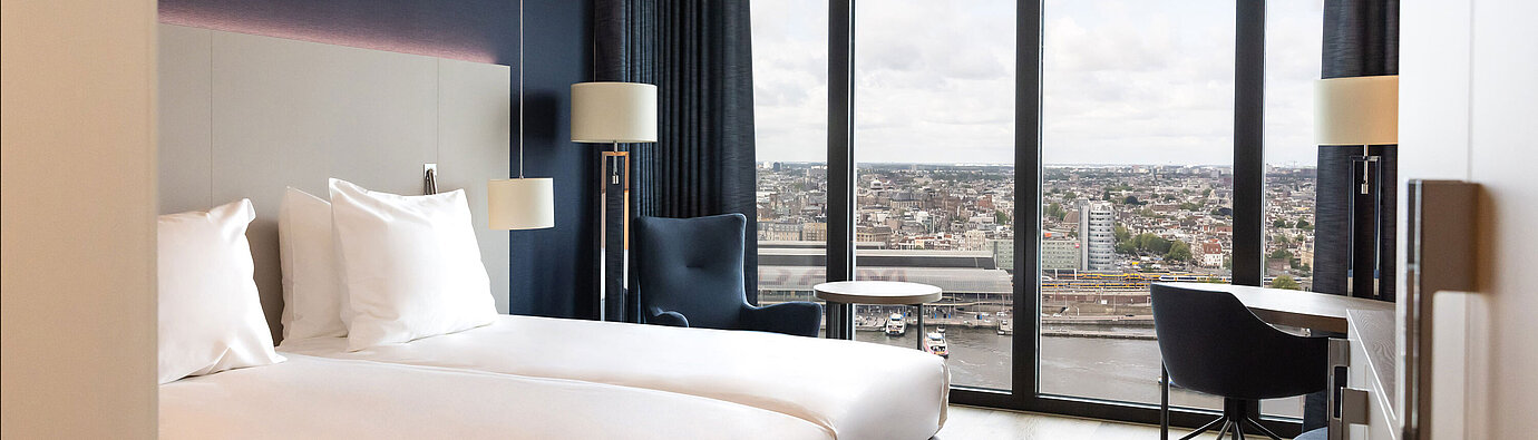 Camera doppia al Maritim Hotel Amsterdam con ampia finestra e vista panoramica sulla città
