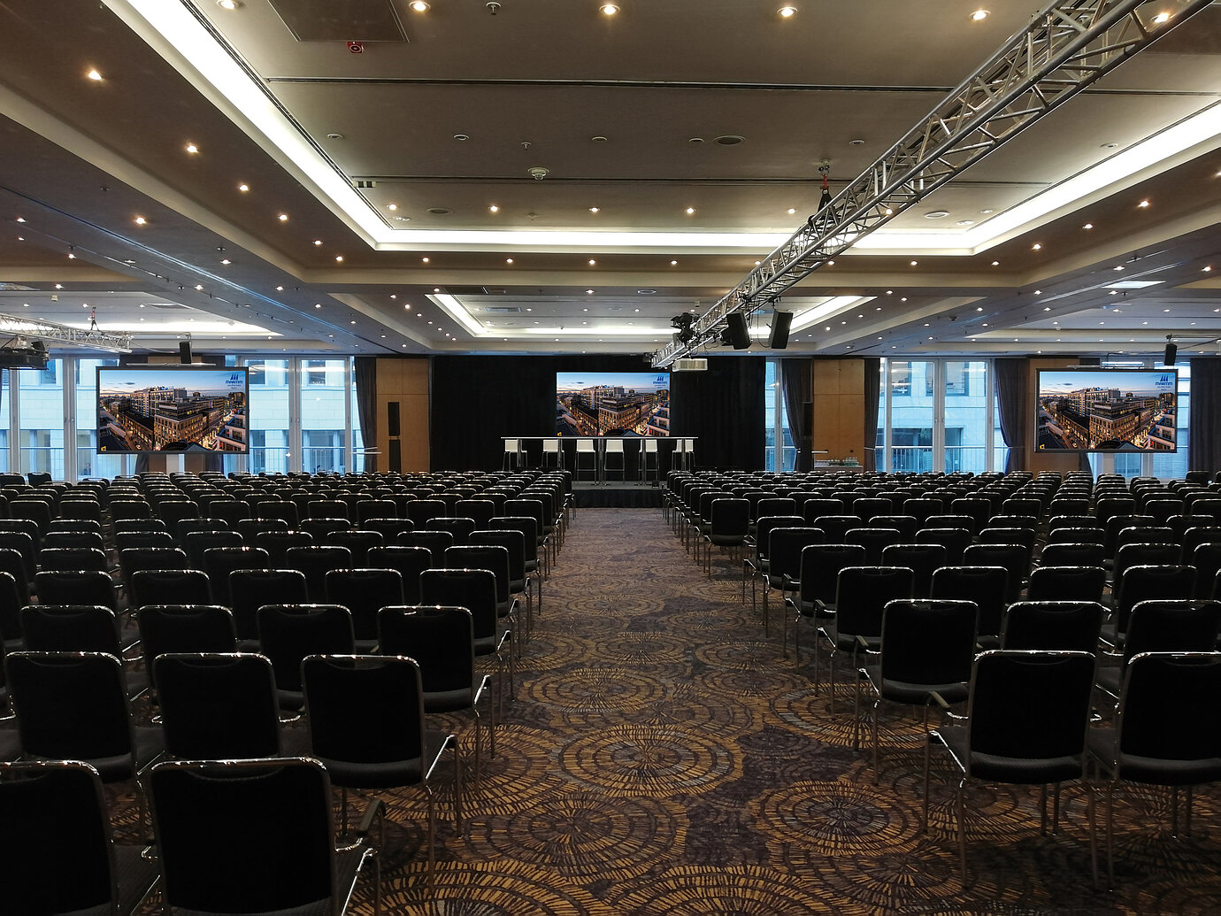 Grande salle de réunion avec équipement moderne et sièges en rangée à l'hôtel Maritim, idéale pour conférences et événements.