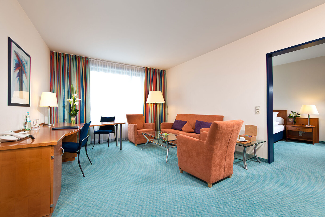 Suite principale élégante à l'hôtel Maritim Frankfurt avec chambre séparée, salon spacieux et équipements modernes.