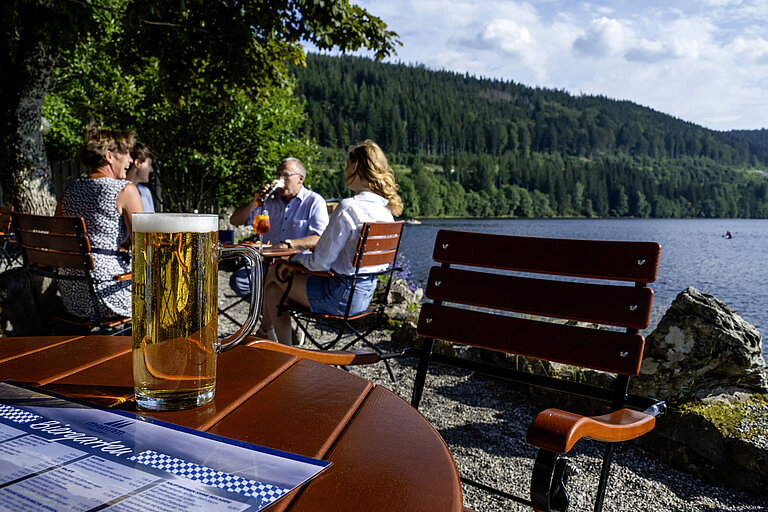 Cerveza fresca en la mesa del Biergarten del Maritim Hotel Titisee junto al lago