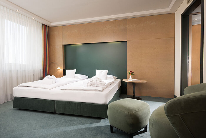 Bedroom with double bed in the Junior Suite at Maritim proArte Hotel Berlin.