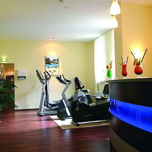 Gimnasio luminoso en el Maritim Hotel Bad Wildungen con barra y máquinas de cardio