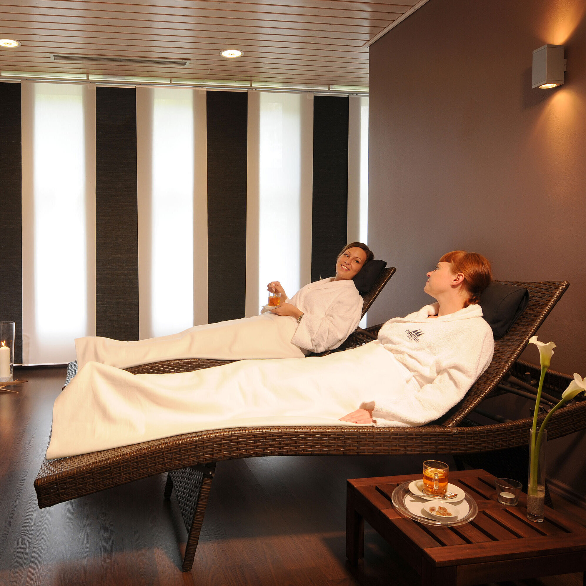 Two guests relaxing with tea in the stylish relaxation room at the Maritim Hotel Bad Wildungen