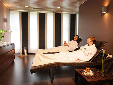 Two guests relaxing with tea in the stylish relaxation room at the Maritim Hotel Bad Wildungen