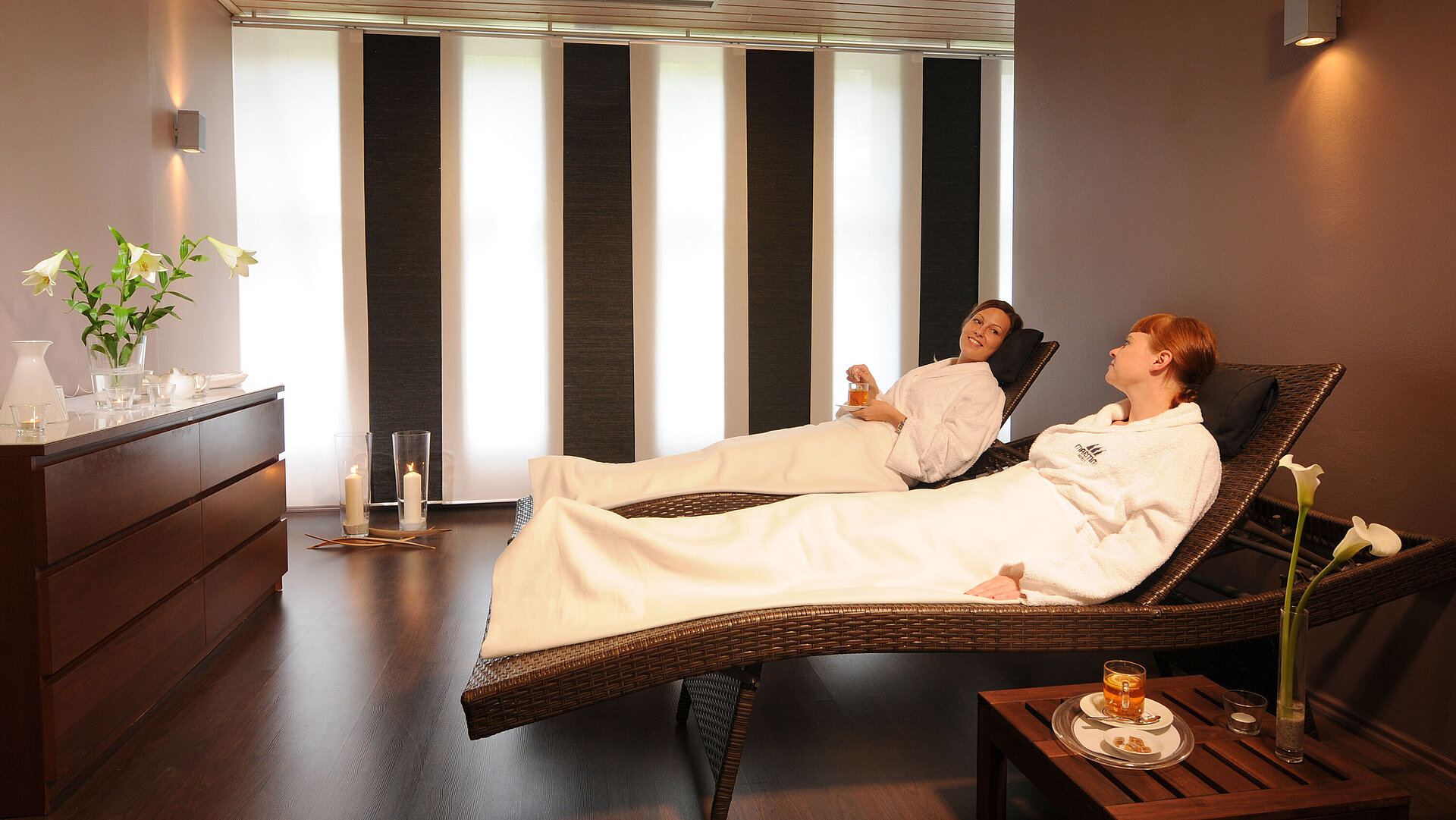 Due ospiti si rilassano con tè nella sala relax del Maritim Hotel Bad Wildungen