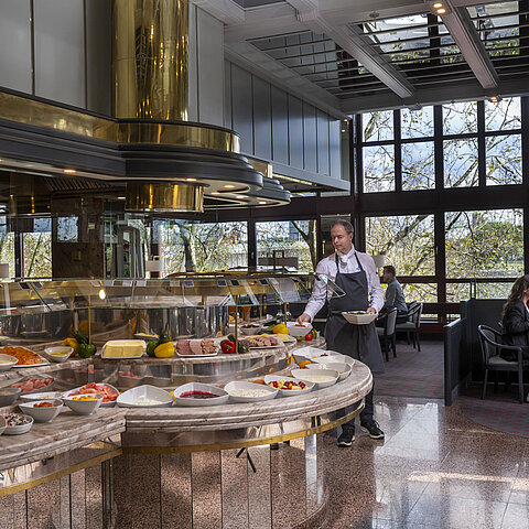 Il ristorante "Rôtisserie" del Maritim Hotel Colonia offre un buffet vario con diversi piatti a scelta.