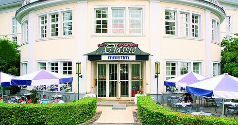 Exterior view of Restaurant Classic at Maritim Hotel Bad Wildungen with sunny terrace