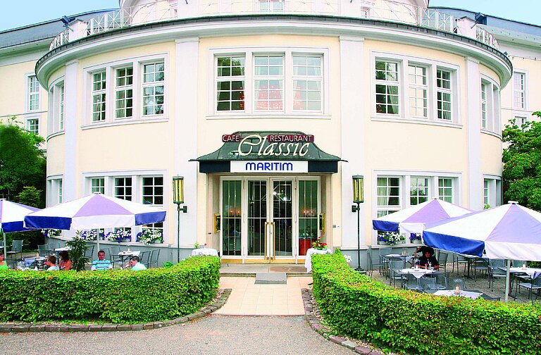 Exterior view of Restaurant Classic at Maritim Hotel Bad Wildungen with sunny terrace