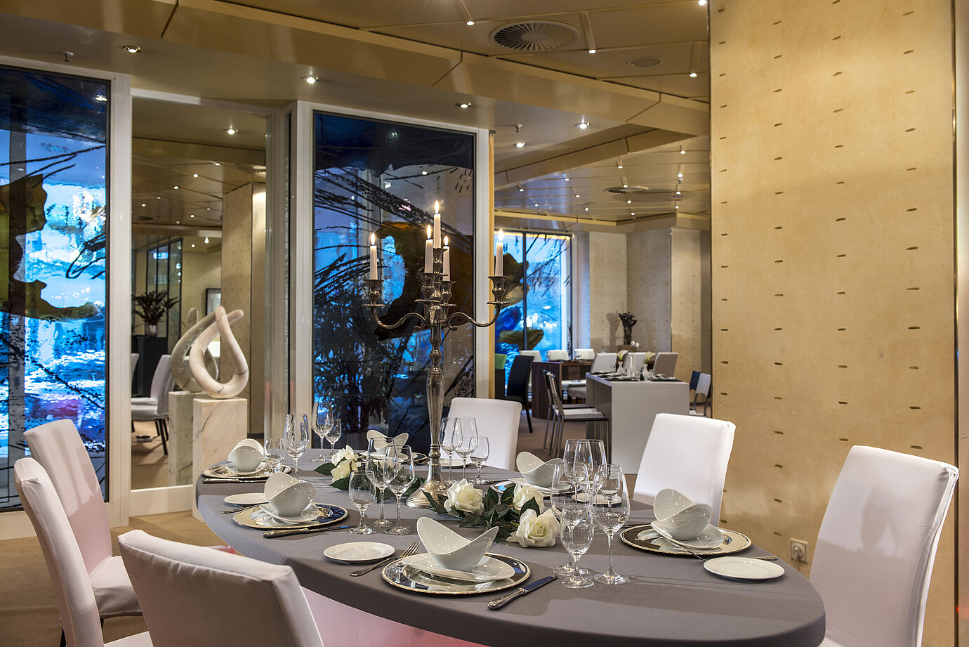 Tavola elegantemente apparecchiata al ristorante del Maritim proArte Hotel Berlin per una cena o evento esclusivo.