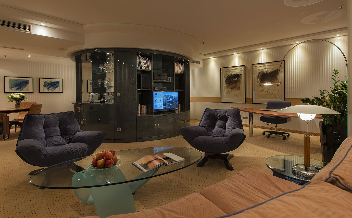 Elegant living room in the Kuckei Suite at Maritim proArte Hotel Berlin with modern furniture and stylish decor.