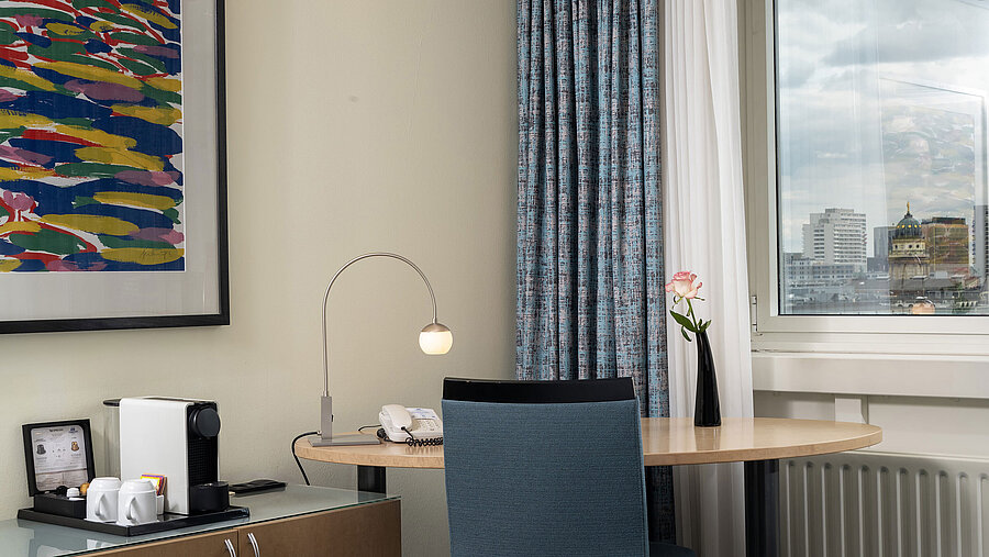 Escritorio con cafetera y vistas en la habitación Superior del Maritim proArte Hotel Berlin