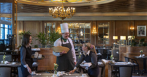 Equipo de servicio y chef en Maritim Hotel Hannover preparando el restaurante.