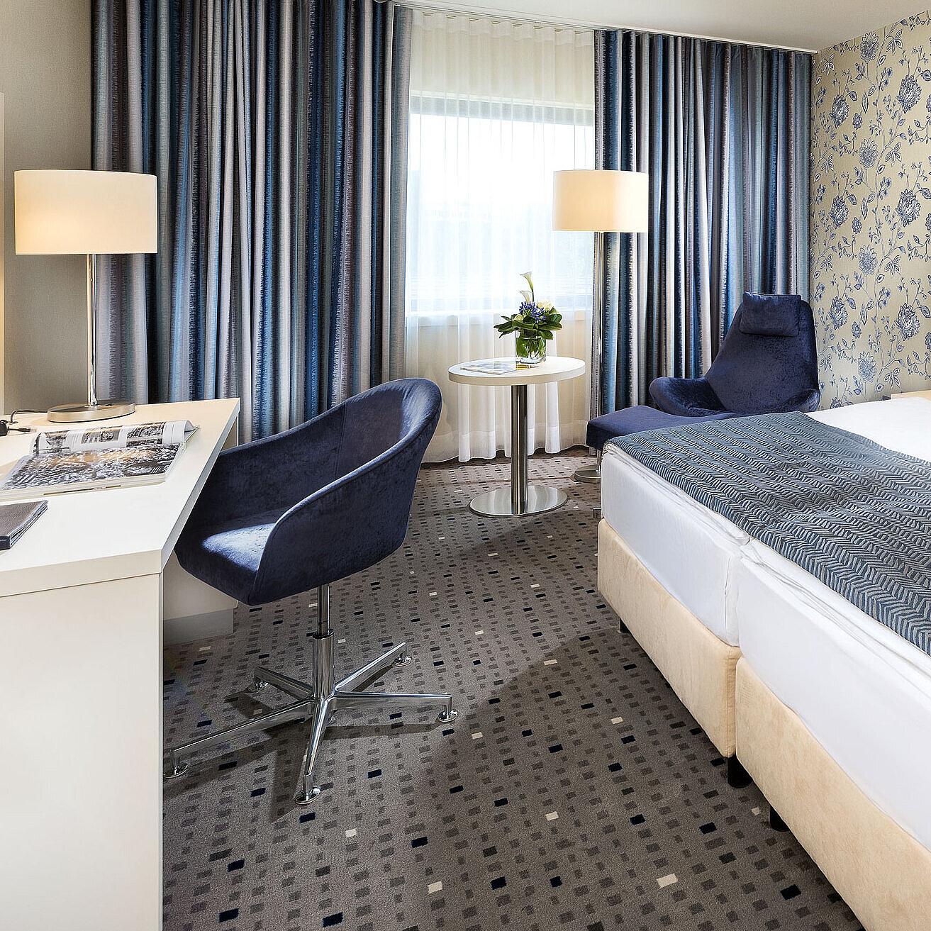 Camera Superior al Maritim Hotel Bonn con design moderno, letto accogliente, scrivania e tende eleganti. 