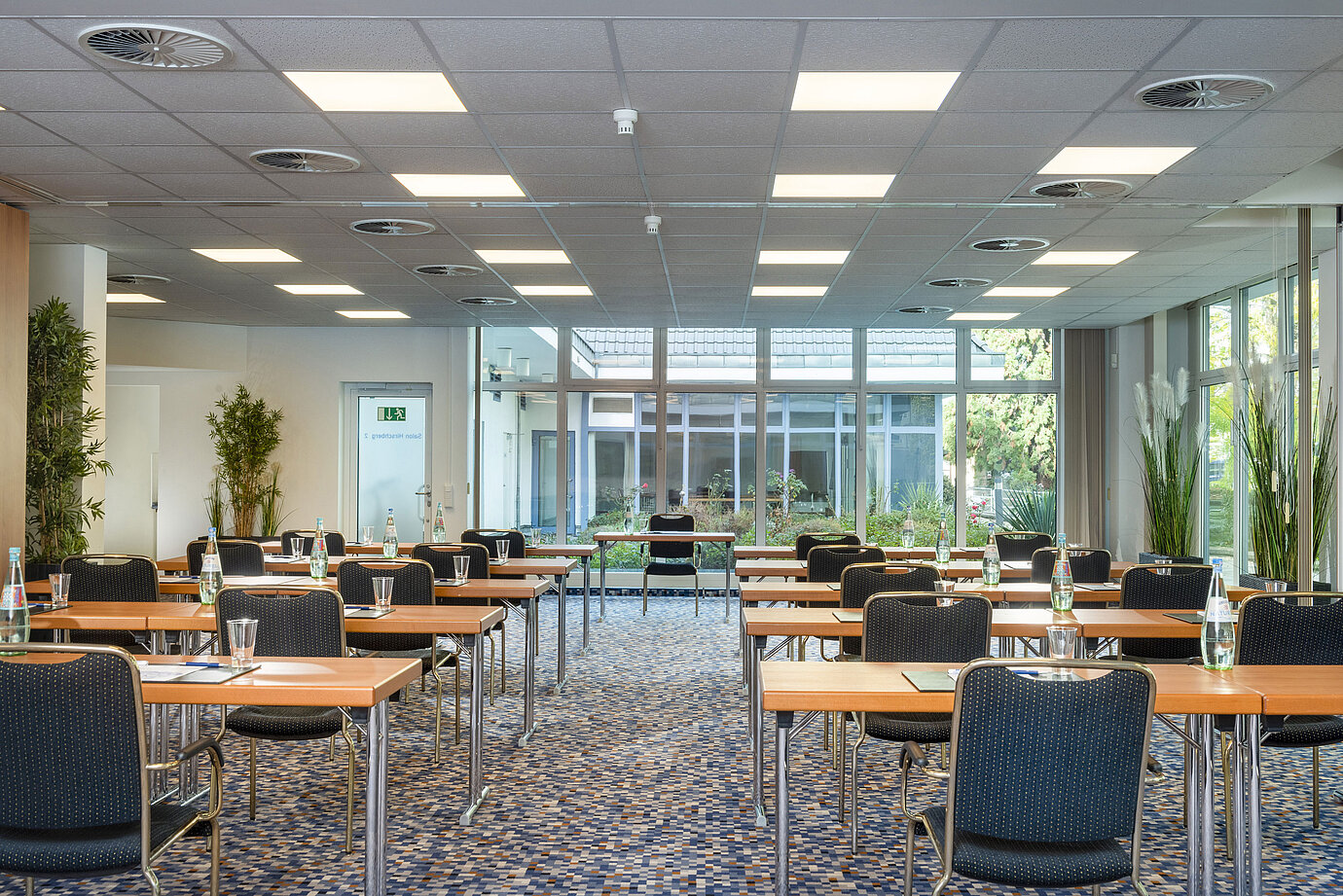 Salle de conférence moderne avec lumière naturelle, sièges flexibles et ambiance élégante au Maritim Hotel Königswinter.