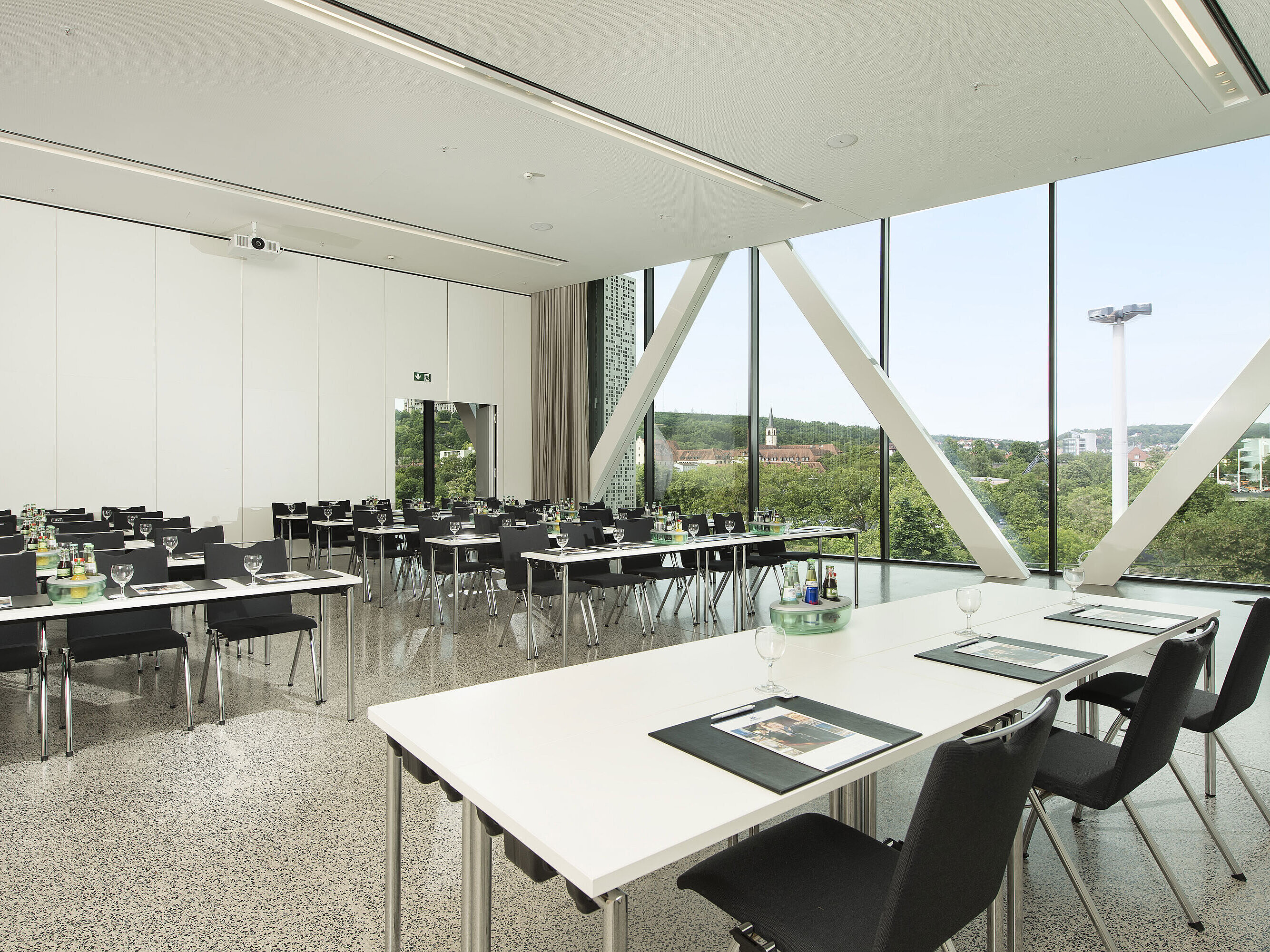 Sala de conferencias del Maritim Hotel Würzburg con sillas en fila, luz natural y vista a la ciudad