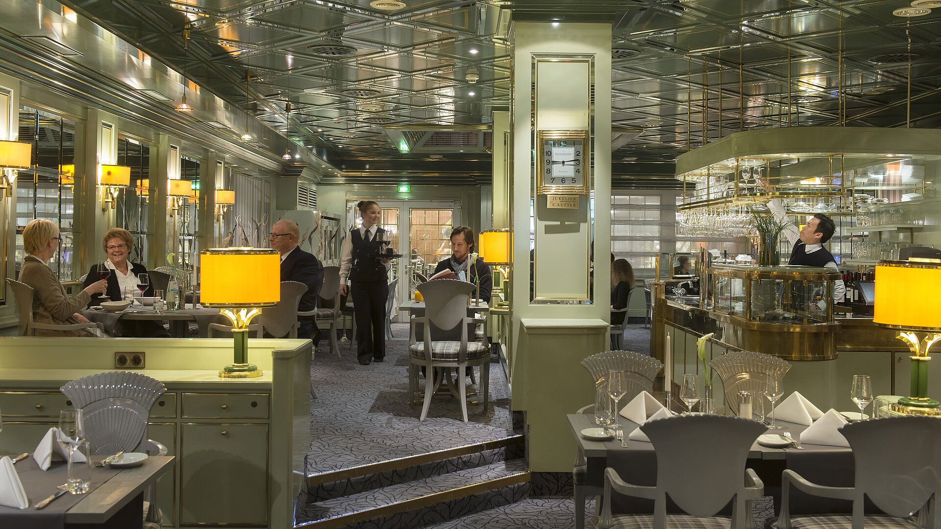 Stylish restaurant with elegant design and guests at Maritim Hotel Stuttgart