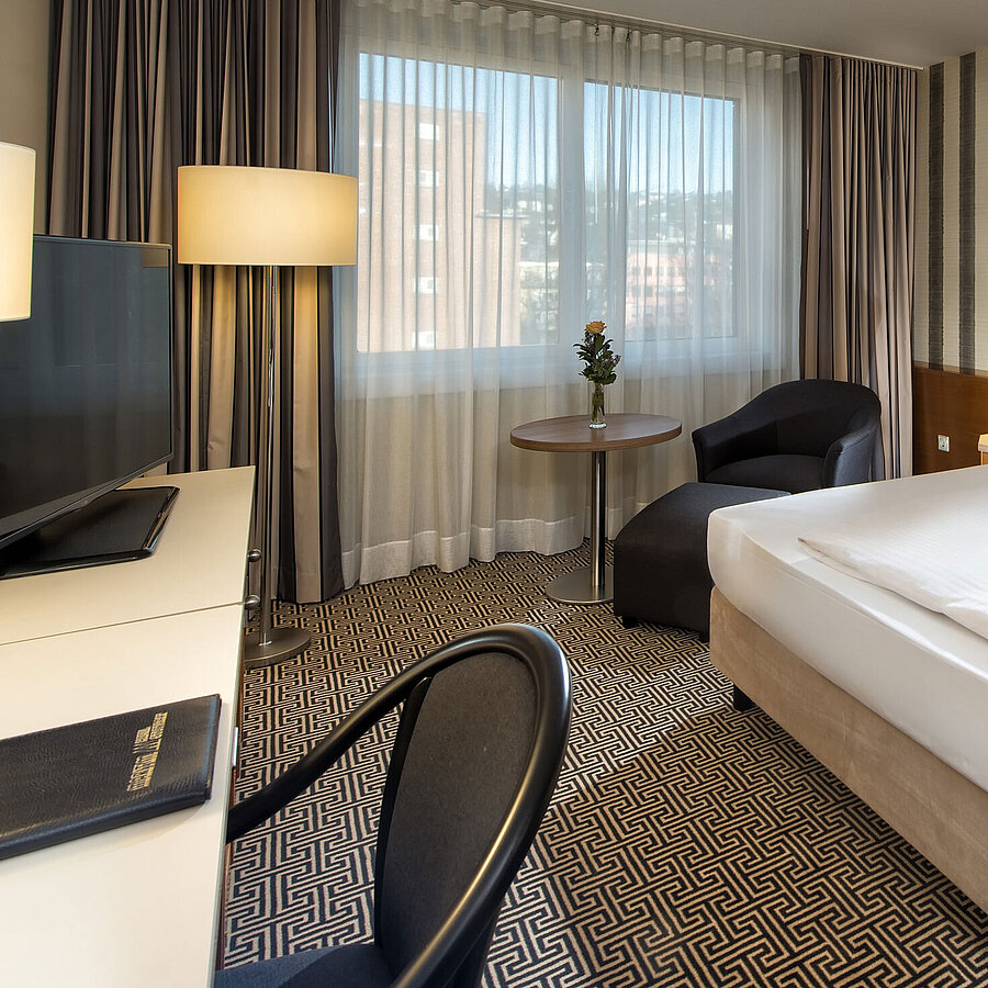 Chambre individuelle moderne avec vue sur la ville à l’hôtel Maritim Stuttgart