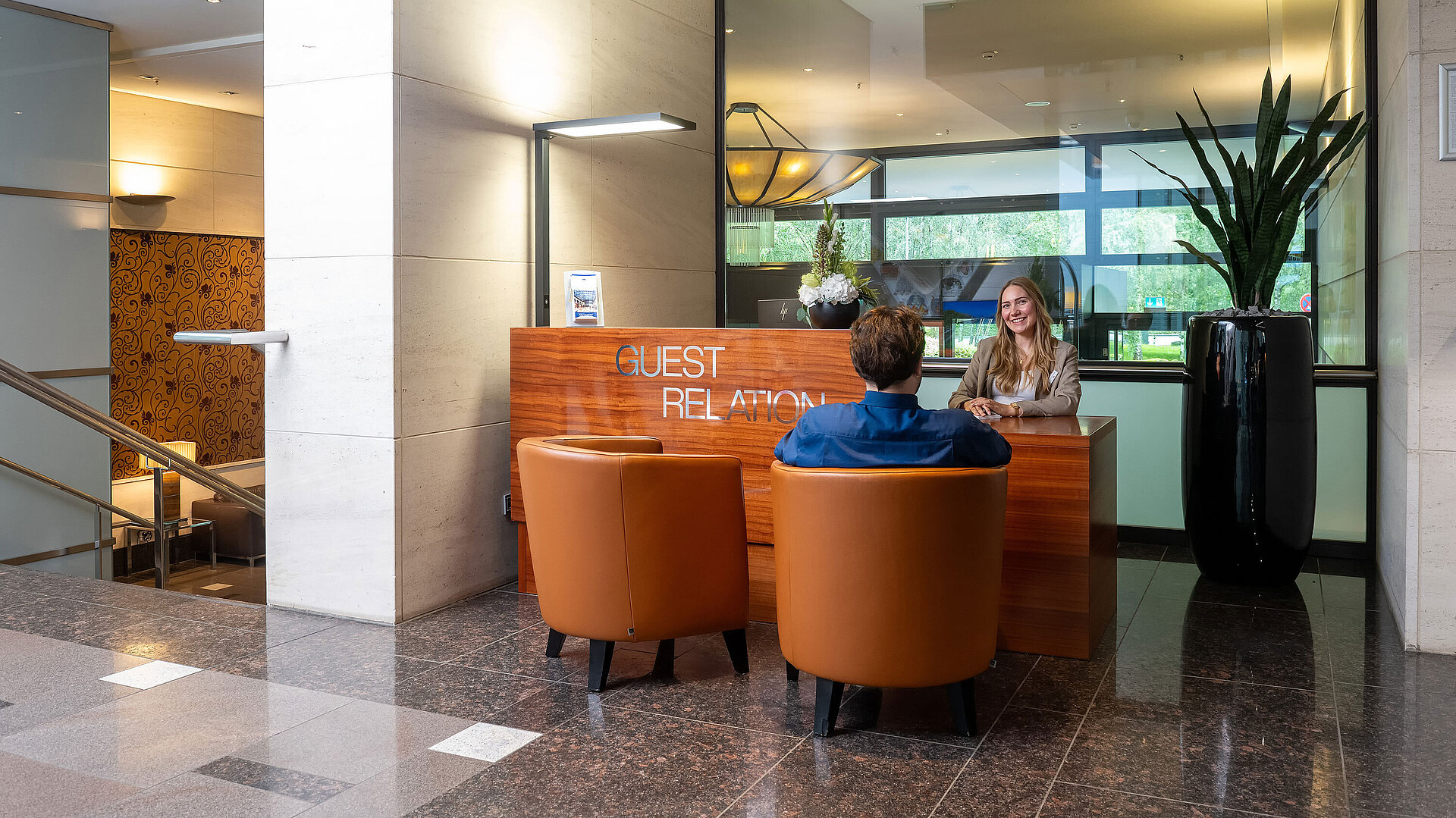 Friendly guest relation area at Maritim Hotel Düsseldorf with personal service