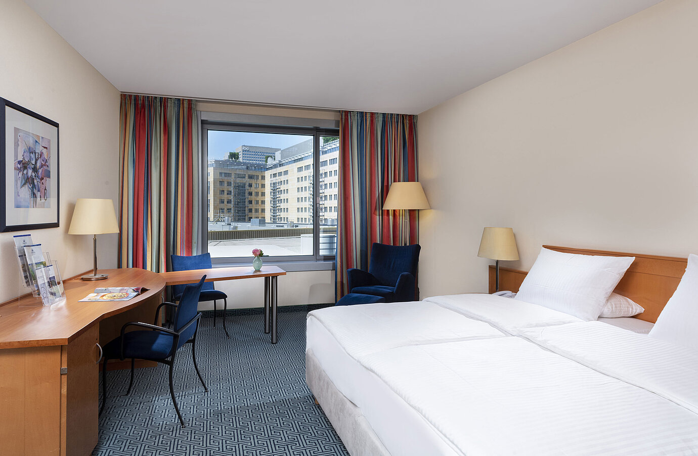 Chambre Classic du Maritim Hotel Frankfurt avec lit double confortable, bureau et vue sur la ville.