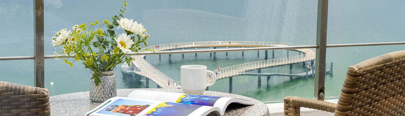 Balcone al Maritim Seehotel Timmendorfer Strand con tavolo, sedie e vista sul Mar Baltico