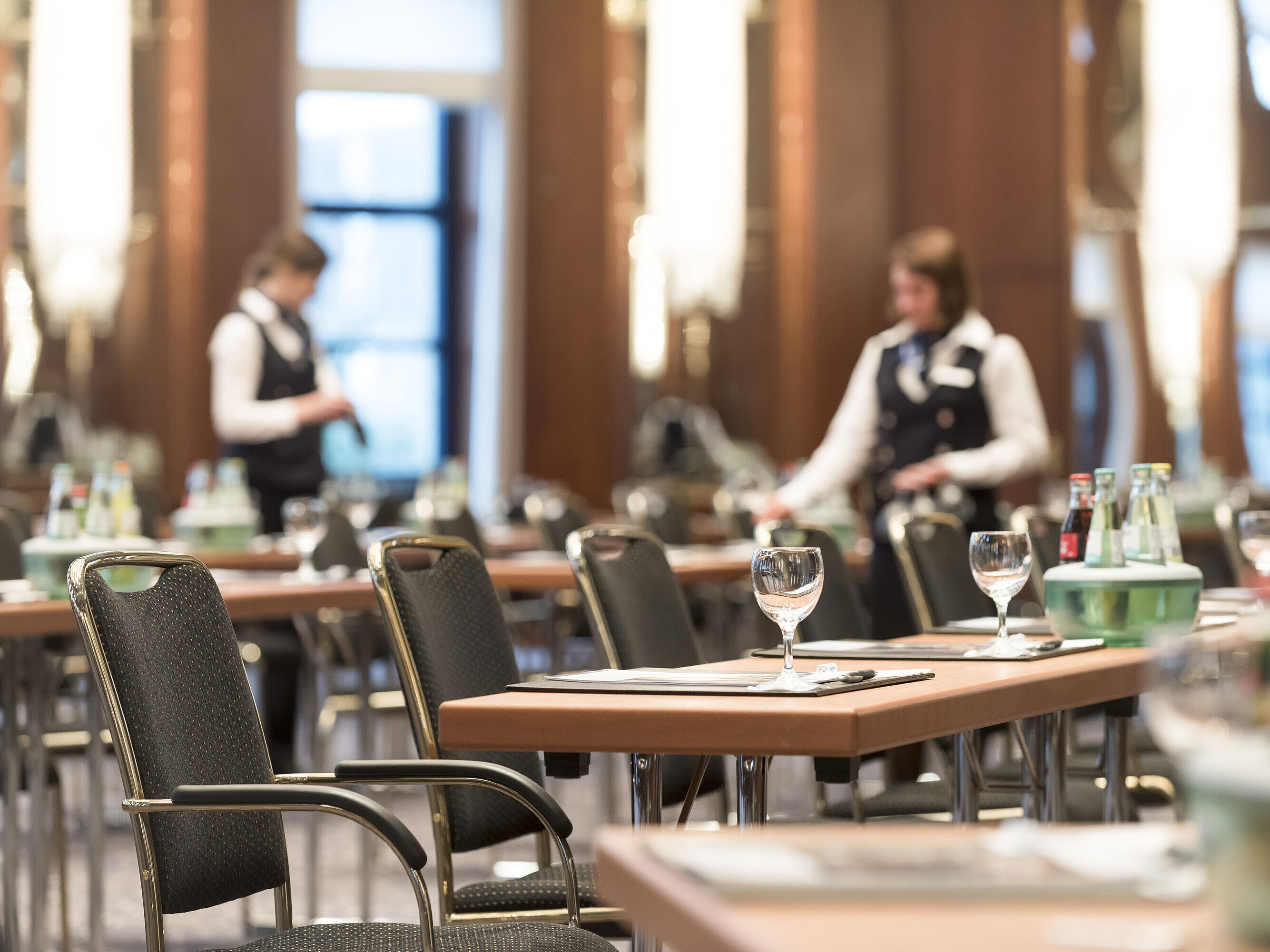 Sala Beethoven en el Hotel Maritim Bonn, preparada para conferencias con bebidas y personal de servicio profesional.