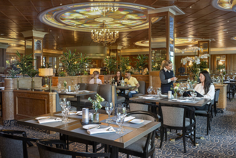 Restaurante elegante en Maritim Hotel Hannover con servicio amable y ambiente elegante.