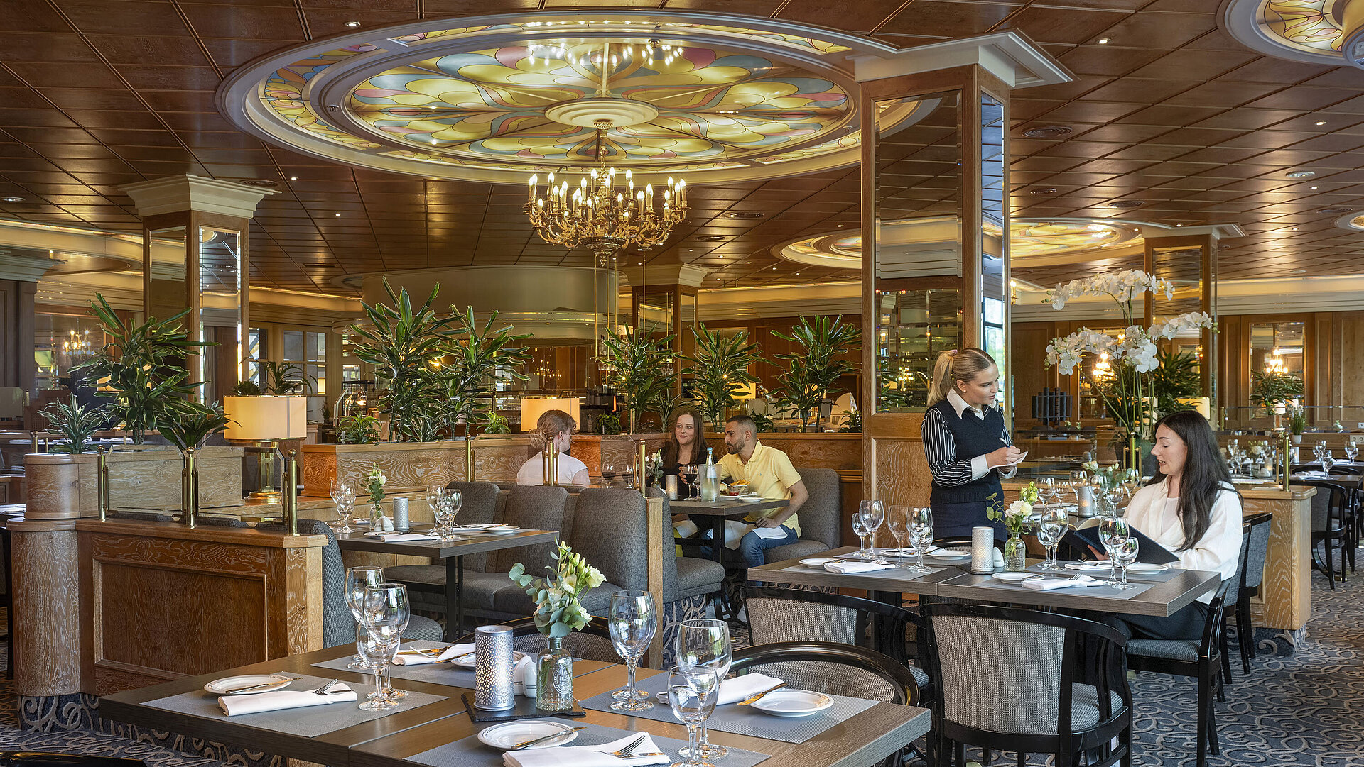 Stylish restaurant at Maritim Hotel Hannover with friendly service and elegant ambiance.