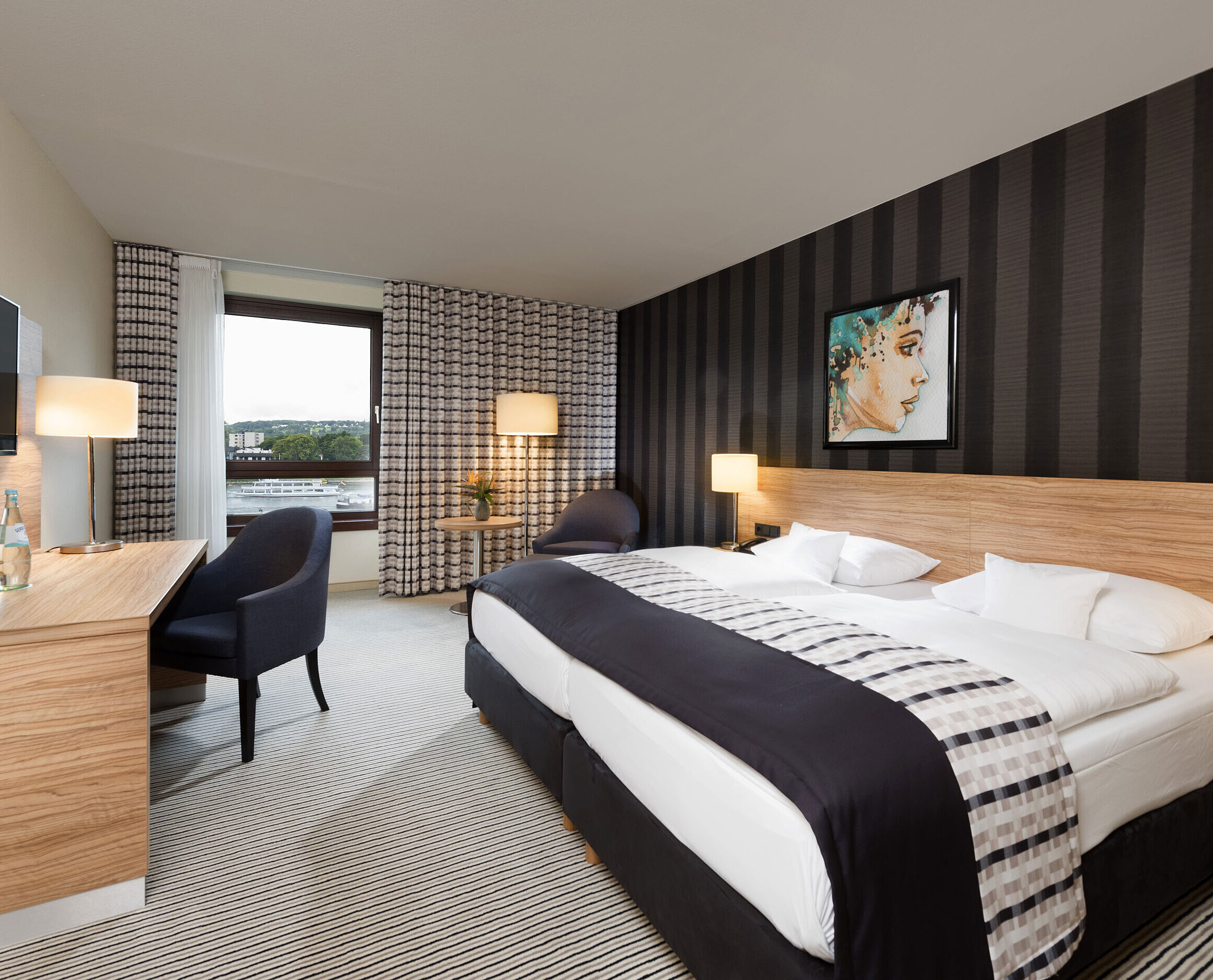 Habitación superiores Habitación doble elegante del Maritim Hotel Königswinter con vistas al Rin y diseño moderno.