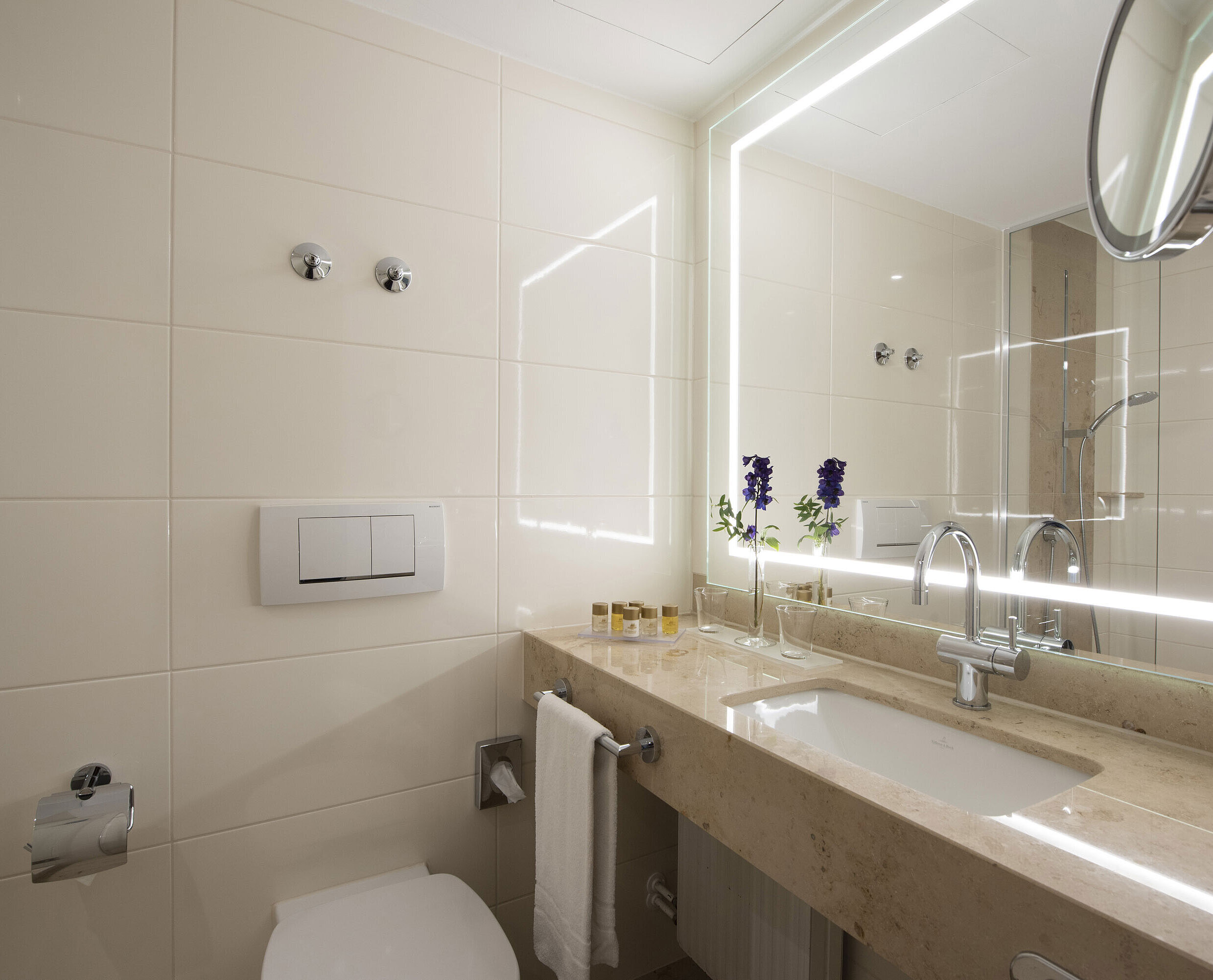 Bagno luminoso con grande specchio e prodotti al Maritim Hotel Titisee