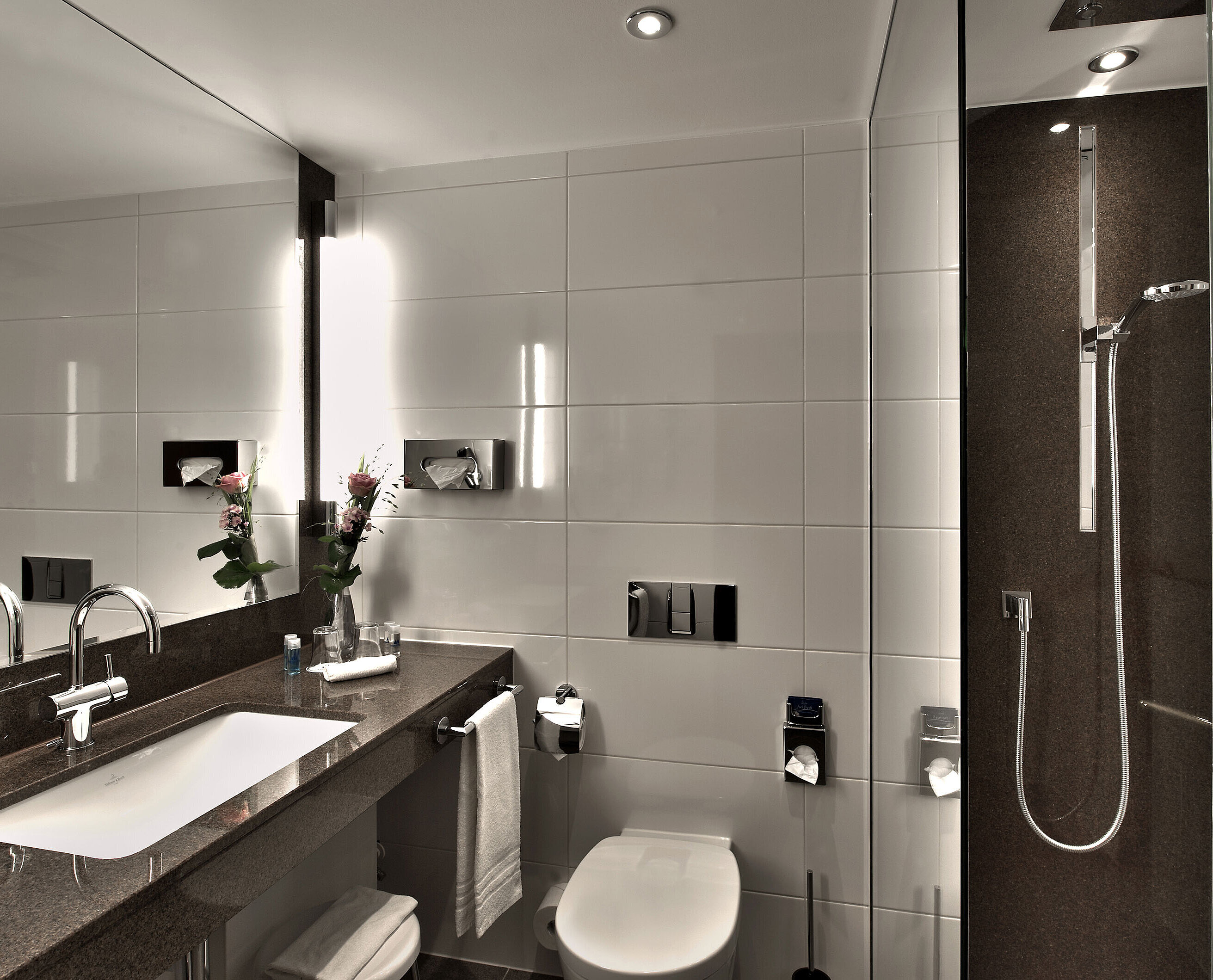 Bathroom Modern bathroom at Maritim Hotel Cologne with bathtub, large mirror, and stylish lighting in neutral tones.