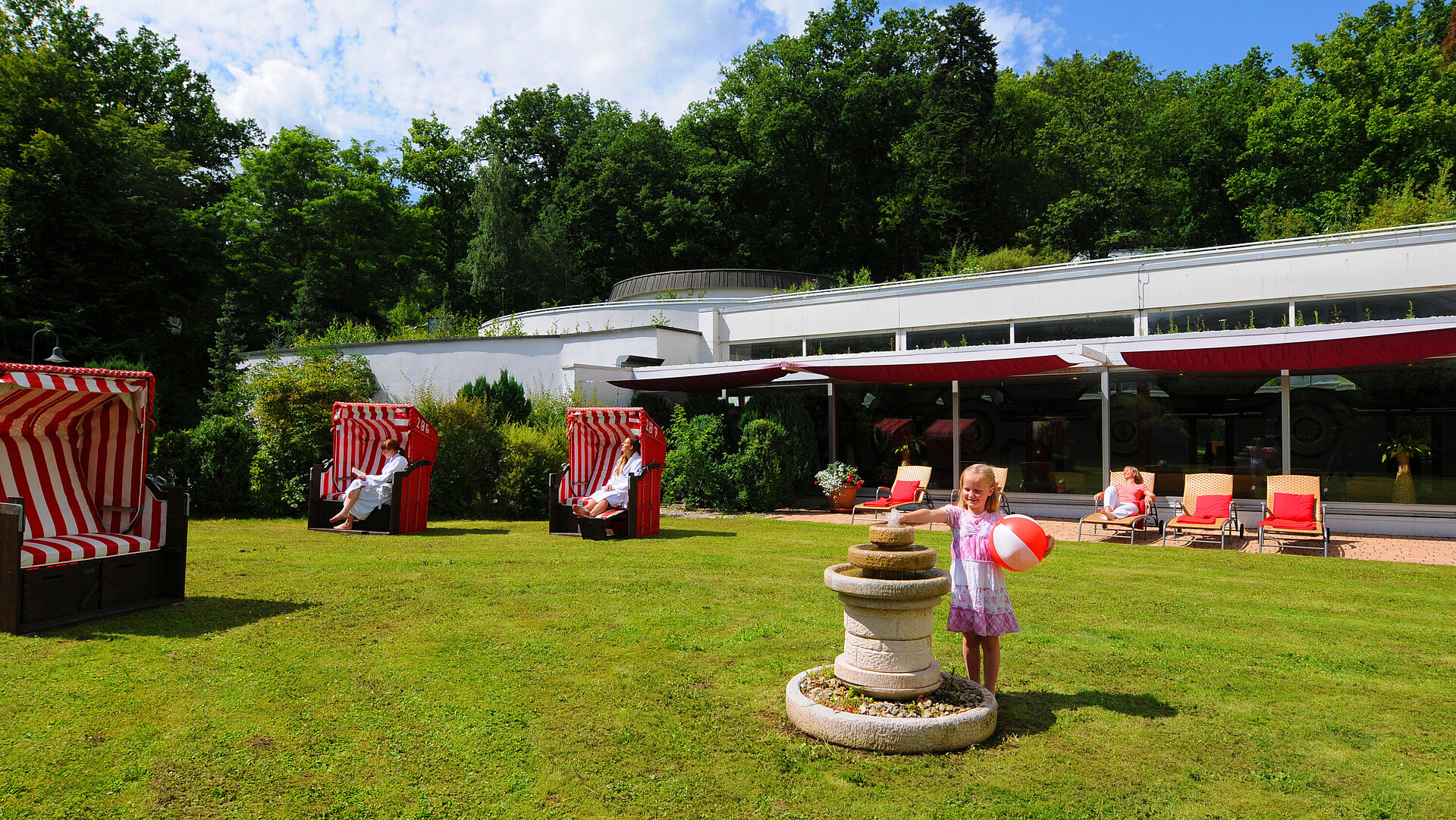 Jardin de l'hôtel Maritim Bad Wildungen avec chaises longues, transats et espace jeux