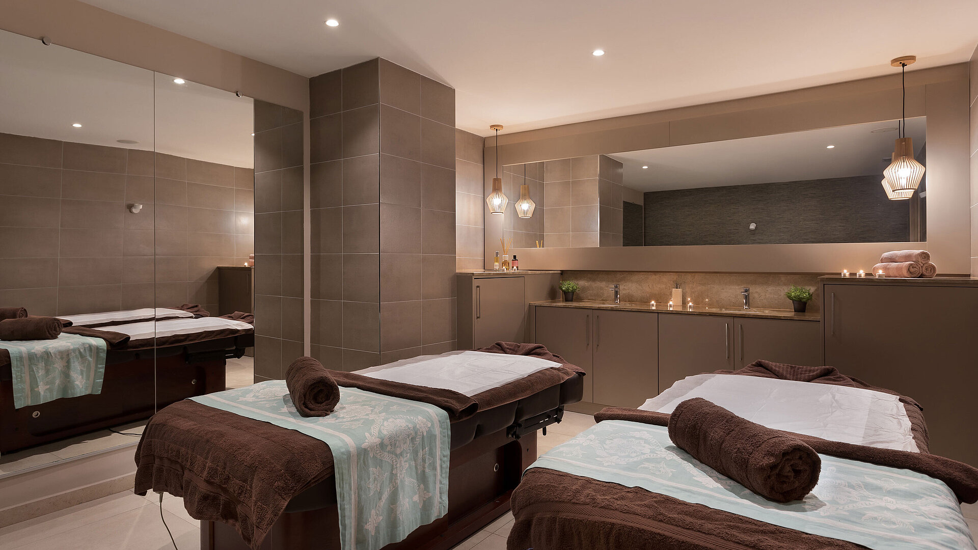 Spa- und Massagebereich Elegante area spa del Maritim Antonine Hotel & Spa Malta con due lettini da massaggio, atmosfera accogliente e rilassante.