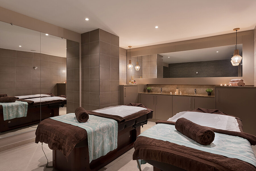Spa- und Massagebereich Elegante area spa del Maritim Antonine Hotel & Spa Malta con due lettini da massaggio, atmosfera accogliente e rilassante.