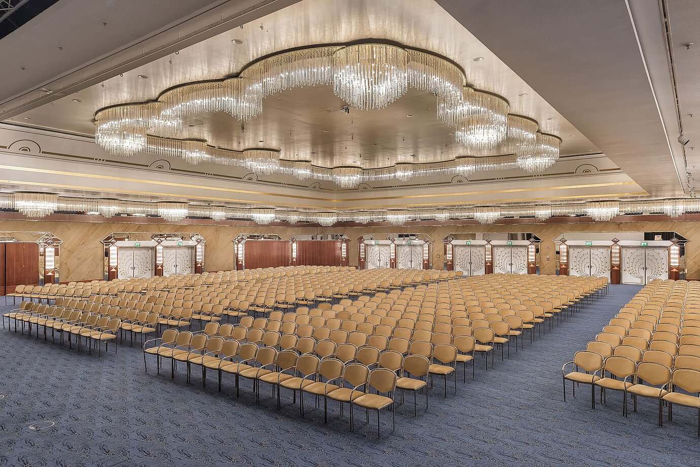 Magnifica sala da banchetto con lussuosi lampadari di cristallo e sedute eleganti al Maritim Hotel Hannover.