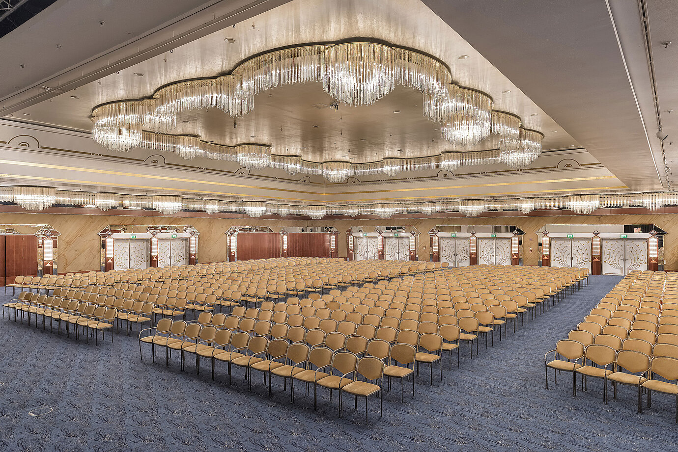 Magnífico salón de banquetes con lujosas lámparas de cristal y asientos elegantes en el Maritim Hotel Hannover.