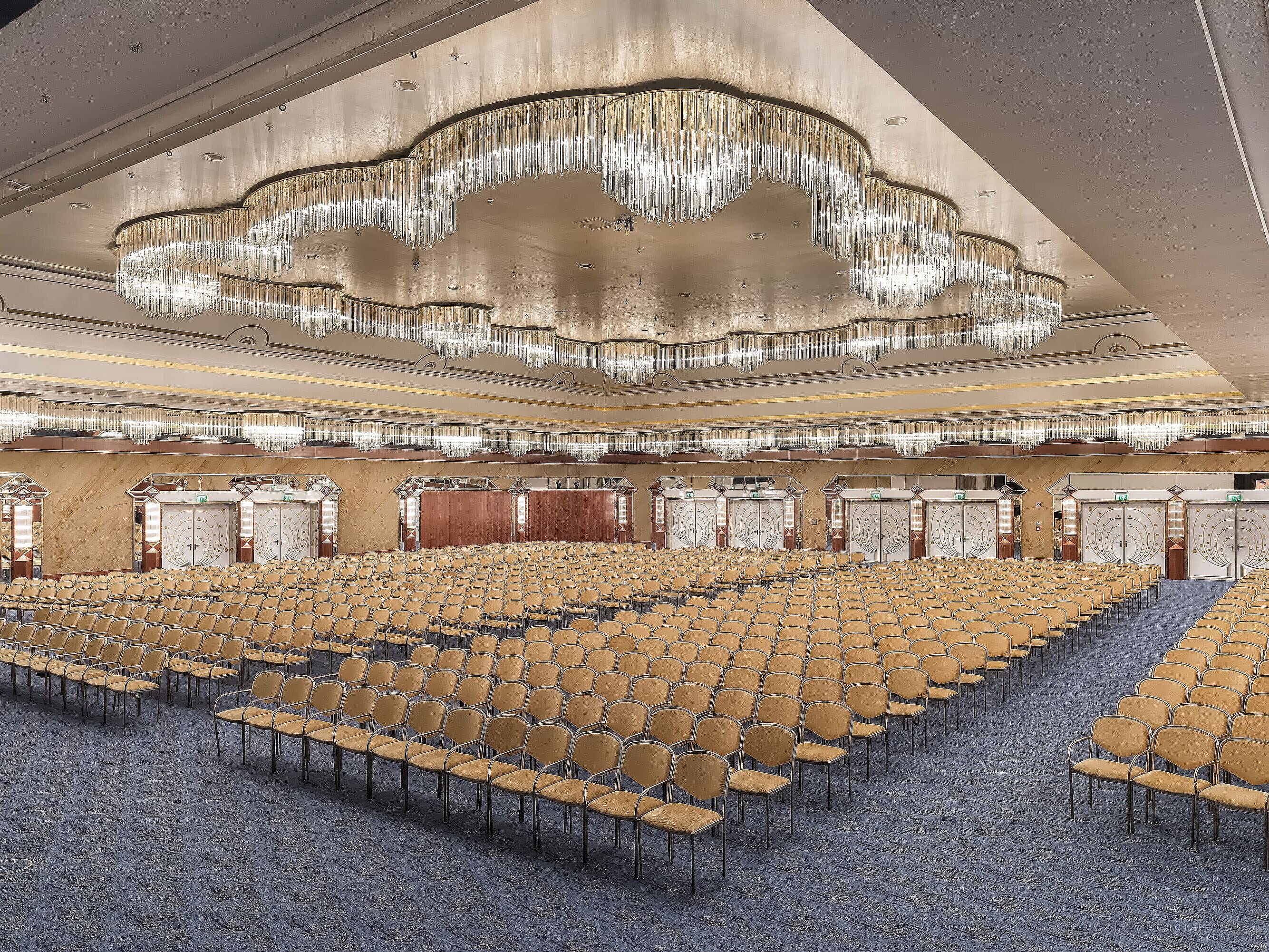 Saal Maritim Magnifica sala da banchetto con lussuosi lampadari di cristallo e sedute eleganti al Maritim Hotel Hannover.