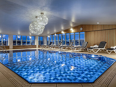Wellness zone with loungers and pool at the Maritim Hotel Munich