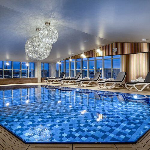 Espace bien-être avec transats et piscine à l’hôtel Maritim Munich