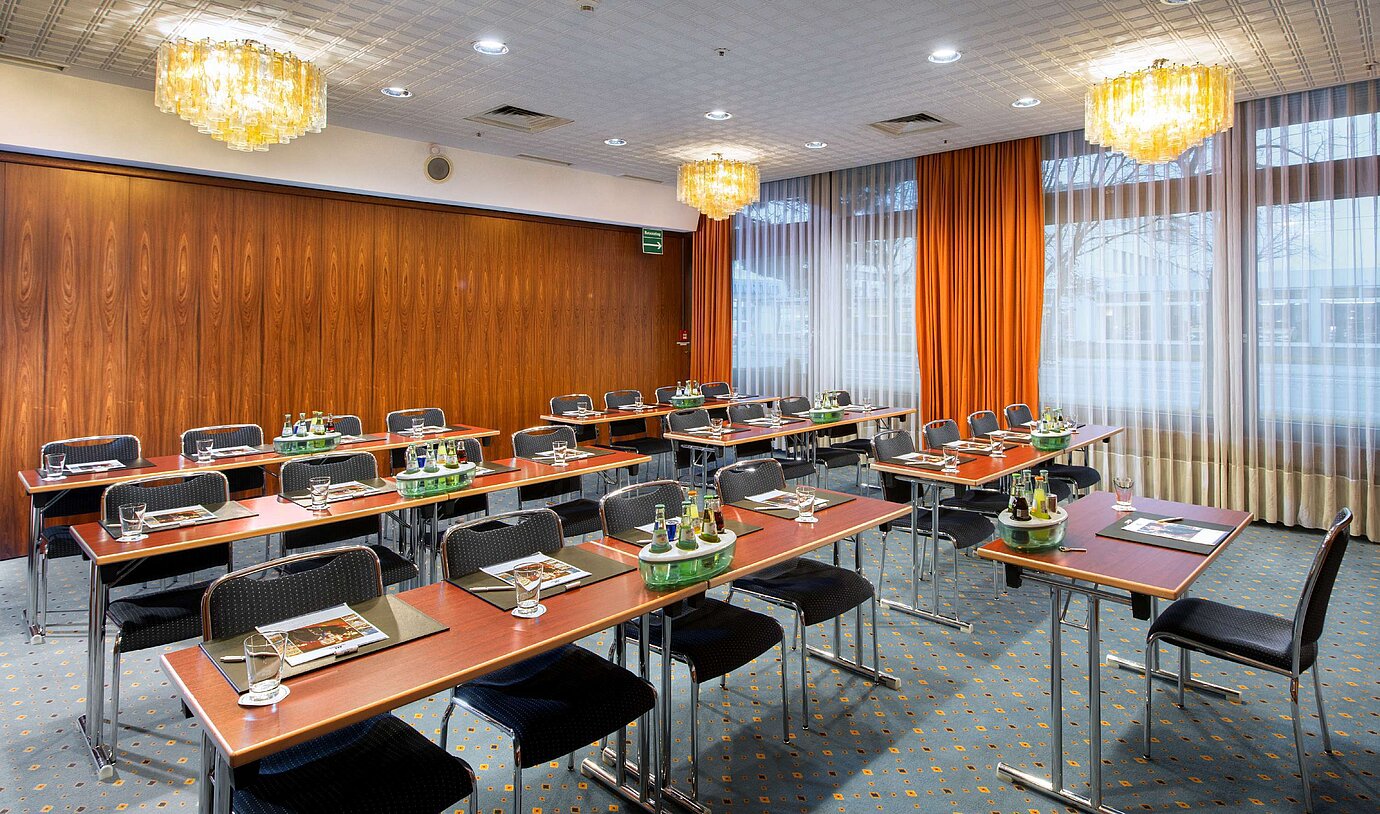 Moderna sala de conferencias "Travemünde" en el Maritim Hotel Darmstadt con decoración elegante y luz natural.