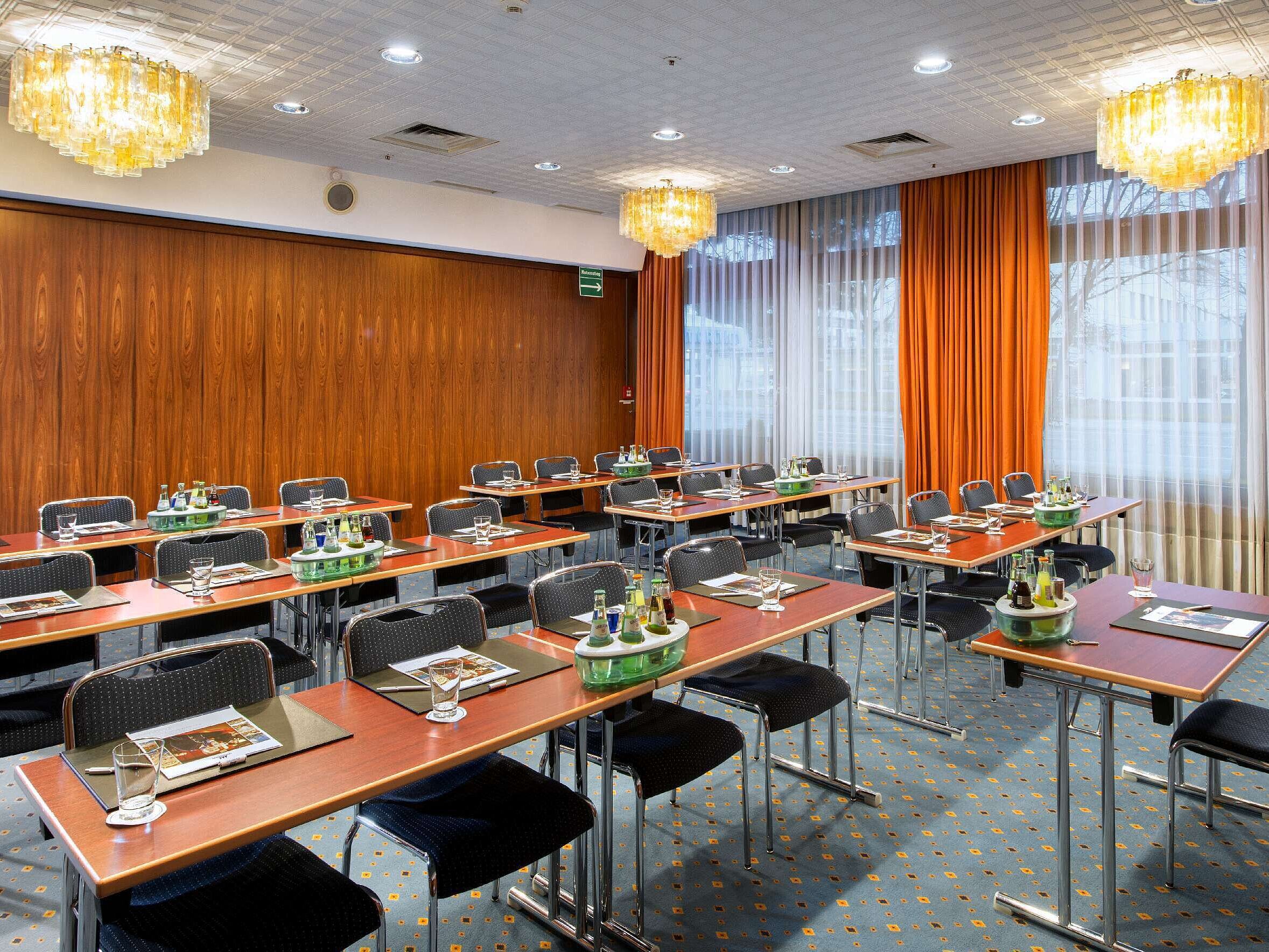 Moderna sala de conferencias "Travemünde" en el Maritim Hotel Darmstadt con decoración elegante y luz natural.