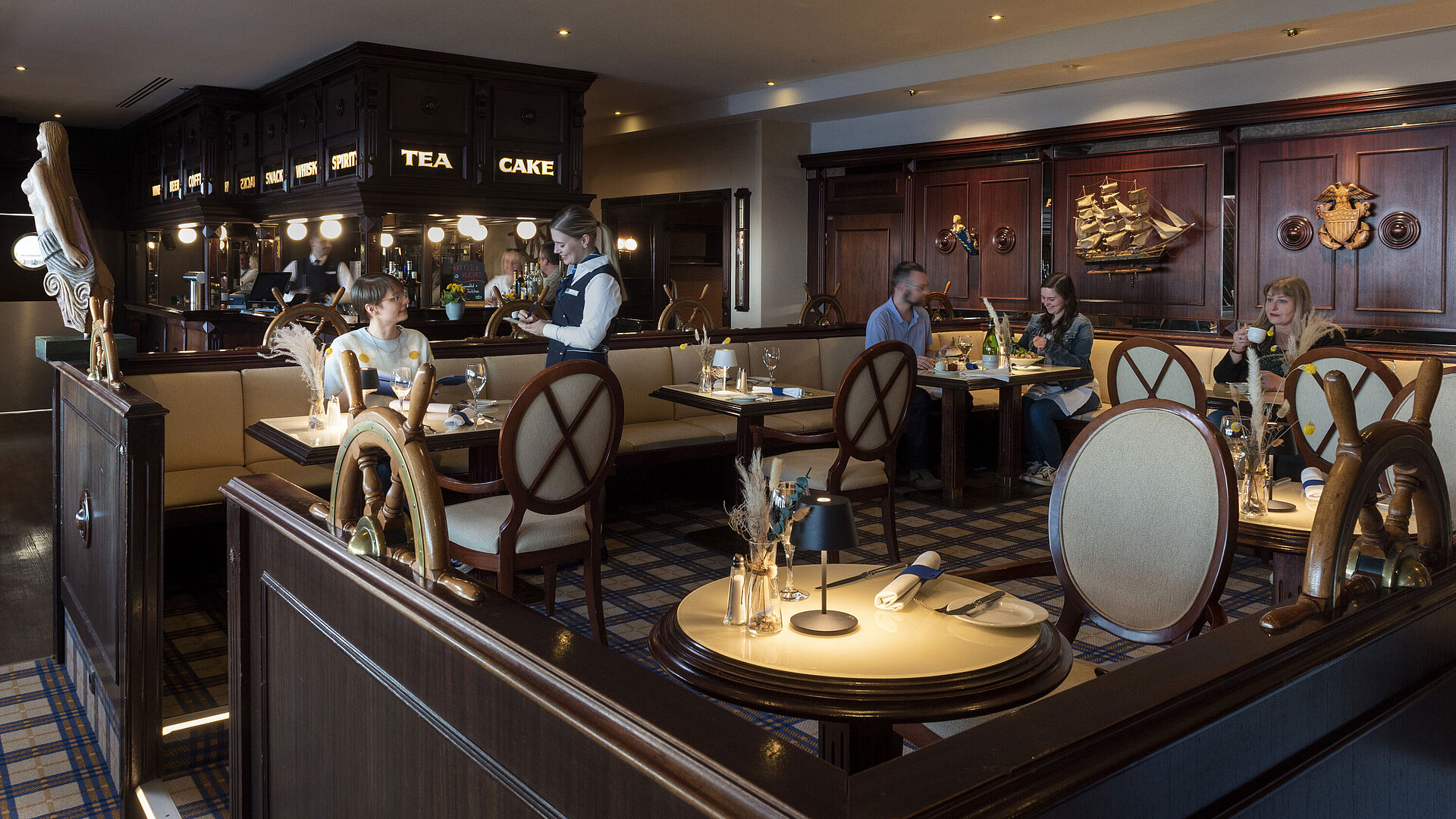 Maritime restaurant at Maritim Hotel Travemünde with cosy wooden design