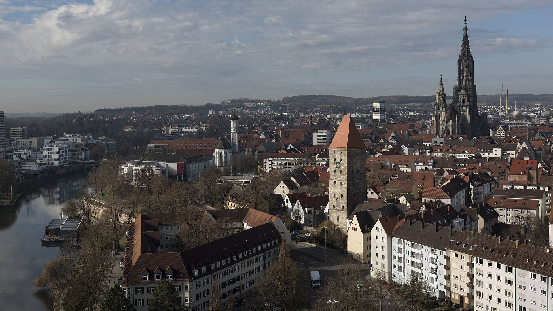 Città di Ulm Vista della città di Ulm con Danubio, torre e Münster alla luce del giorno.
