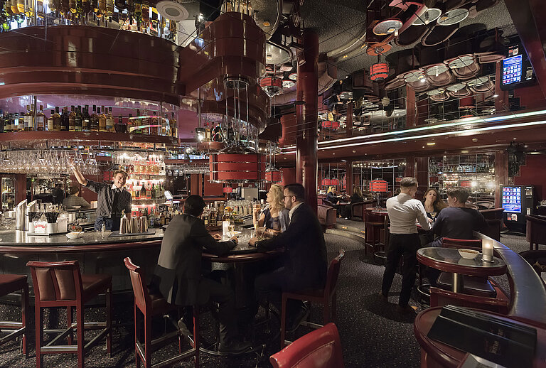 Ospiti che gustano drink in un’atmosfera raffinata nel bar del Maritim Hotel Frankfurt.