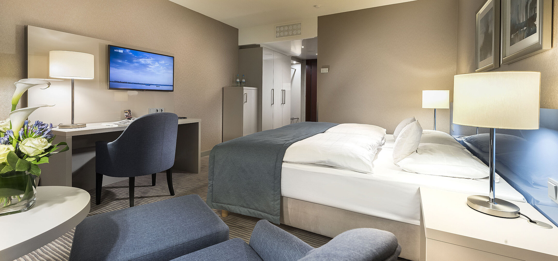 Habitación Superior en el Hotel Maritim Bonn con cama doble, escritorio, TV y decoración moderna. Confortable y elegante.