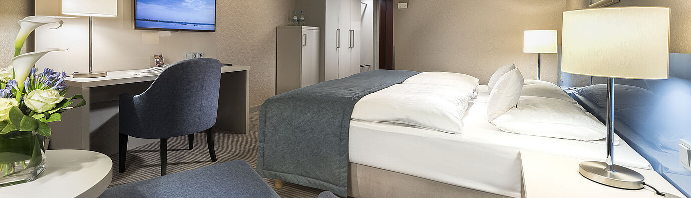Habitación Superior en el Hotel Maritim Bonn con cama doble, escritorio, TV y decoración moderna. Confortable y elegante.