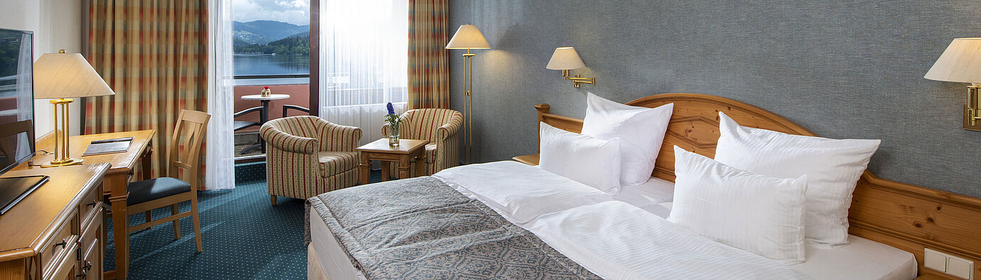 Camera spaziosa al Maritim TitiseeHotel con salottino e vista lago